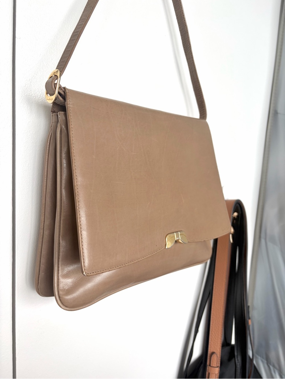 Vintage Salvatore Ferragamo Taupe Leather Flap Shoulder Crossbody Bag Handbag - Picture 7 of 11